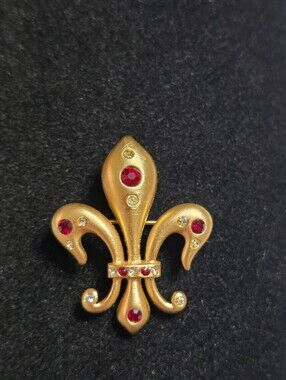 AD Andreas Daub Matte Gold Tone Fleur de Lis Heraldic Brooch With Rhinestones